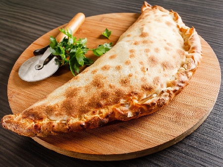Пица калцоне с домашно тесто и плънка със спанак, сирене, домати и чушки - снимка на рецептата